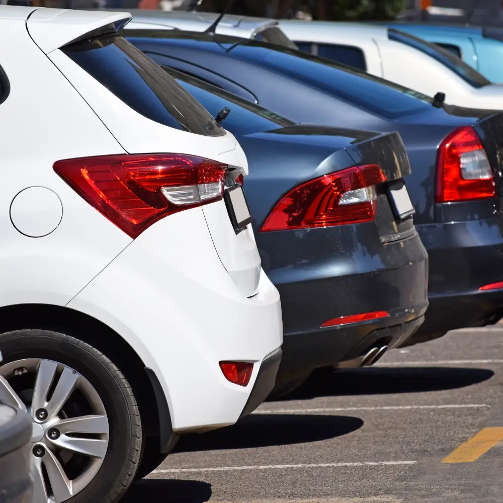 Voitures stationnées en parking | BC AUTO Voitures garées en ligne dans un parking